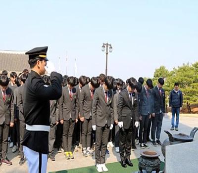 육군3사관학교 사관캠프 학생 참배 이미지