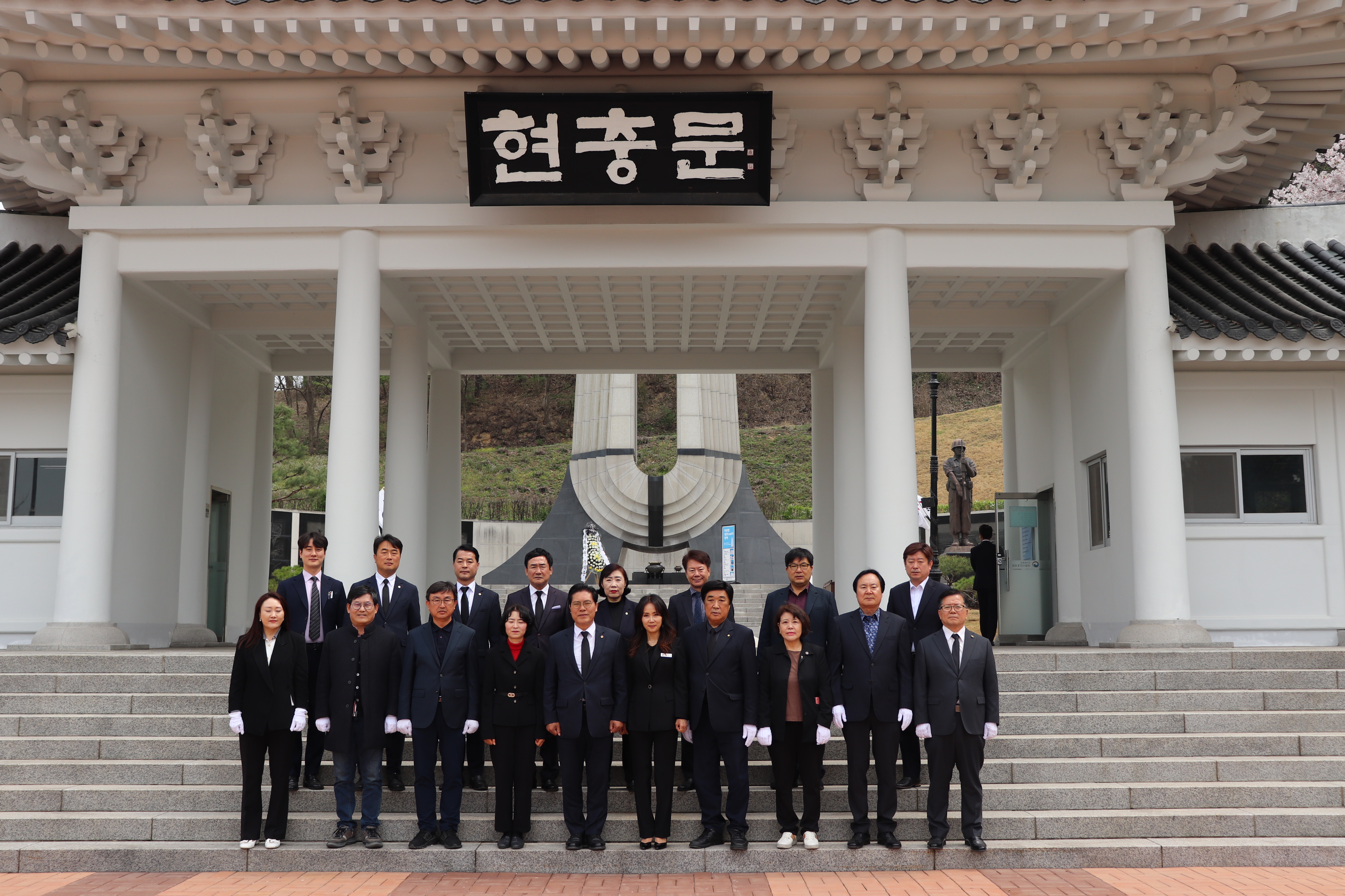 제22대 이천시 국회의원 당선인 송석준 의원 참배