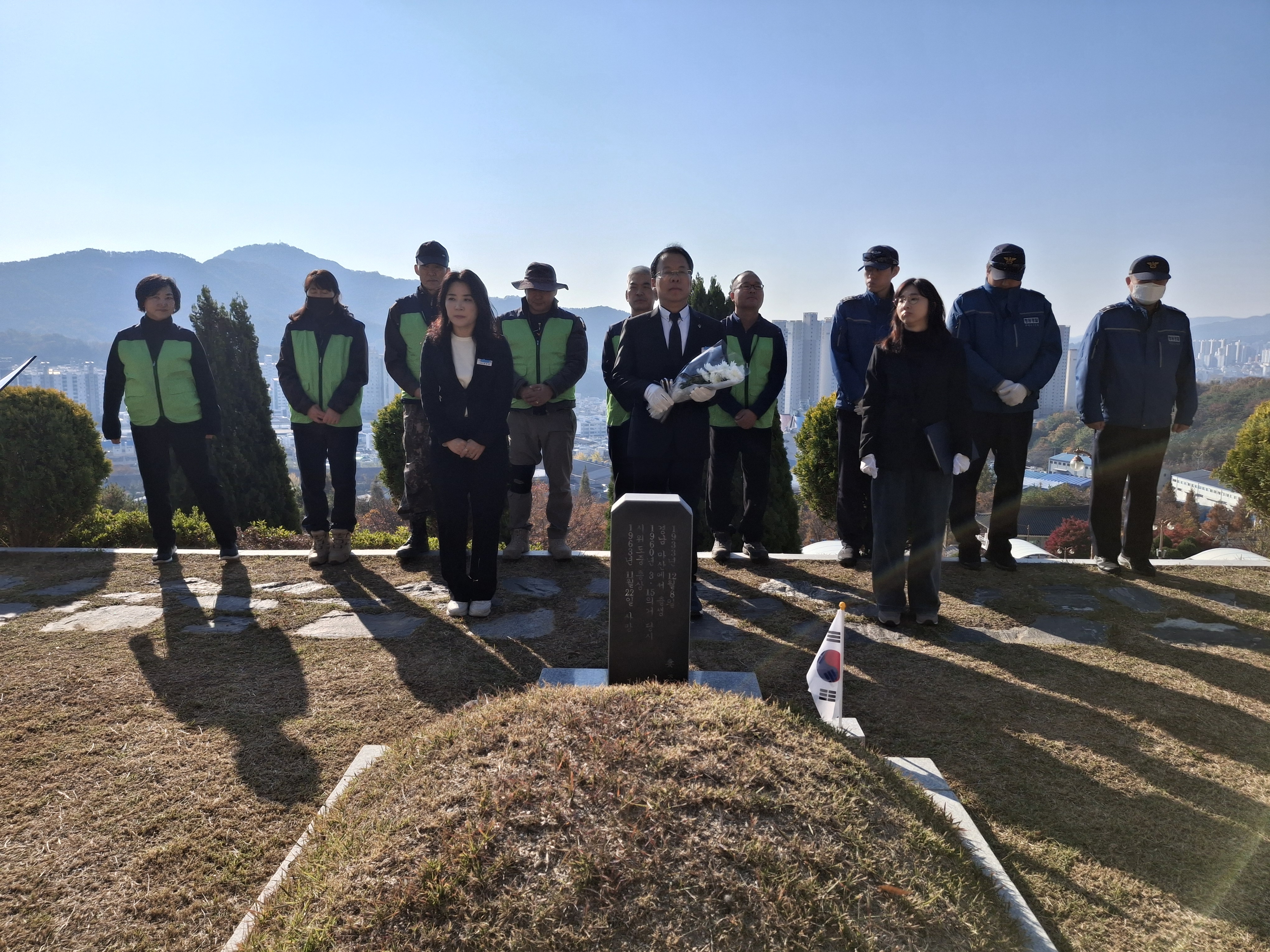2025.11.20.무연고묘소 기일 참배(김동섭 열사)