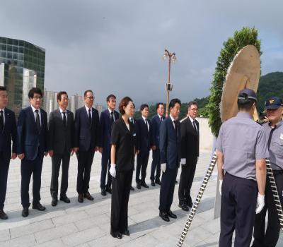 2024.07.01.경상남도의회 최학범 의장 참배 이미지
