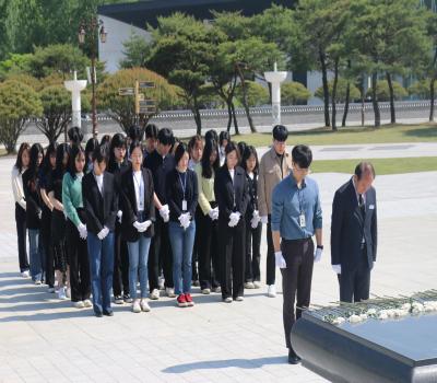 `23.5.2. 광주북구청 신규공무원 묘전태극기 꽂기 봉사활동 이미지