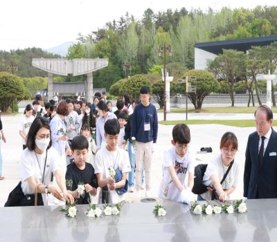 '24.4.19. 광주지방보훈청 '민주의 횃불속으로' 참가자 참배 이미지
