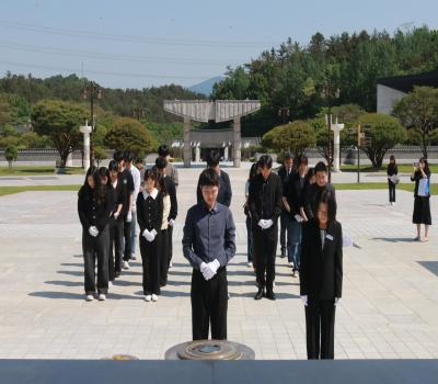 '24.5.10. 광주시 북구청 신규 공무원 묘전 태극기 교체 이미지