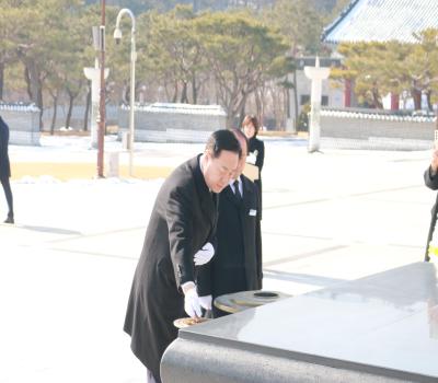 25.02.11. 김두관 전 국회의원 참배 이미지