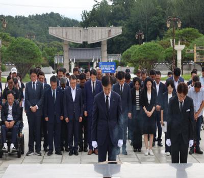 25.08.26. 조국 조국혁신당 전 당대표 등 참배 이미지