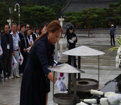 25.10.05. 세계호남향우회 참배 및 태극기꽂기 이미지