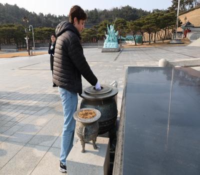 260115 텍사스 오스틴대 학생 일동 참배 이미지