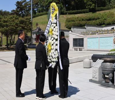260508 한성숙 중소벤처기업부장관 참배 이미지