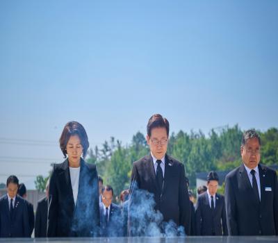 260518 이재명 대통령 내외 참배 이미지