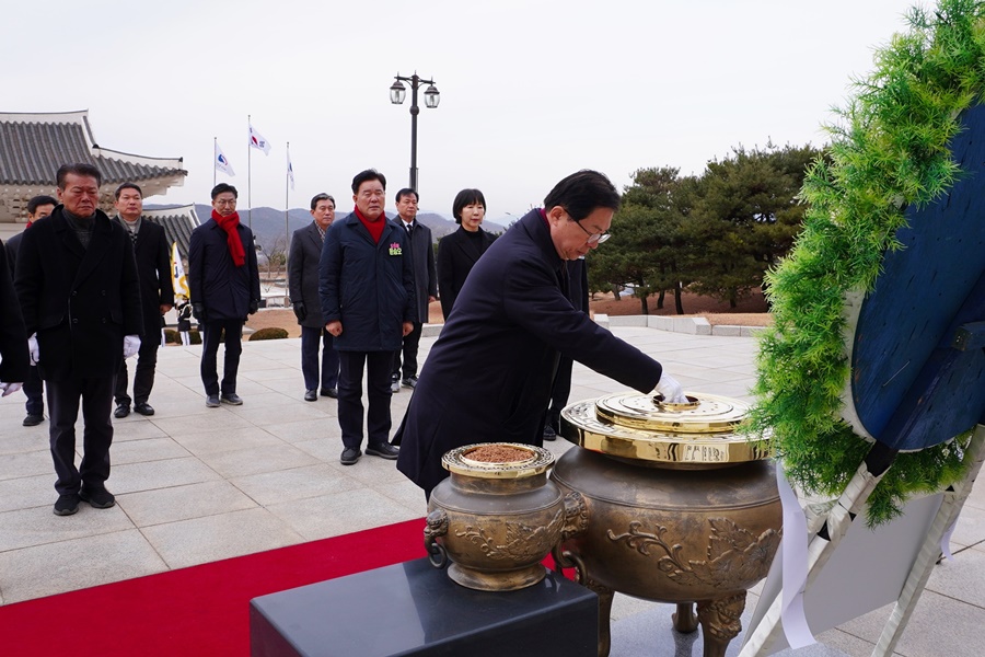 주요 기관·단체장 신년 참배로 새해 맞이