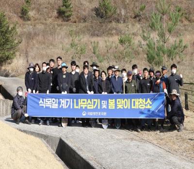 식목일 앞두고 나무심기 행사 및 묘역 대청소 실시 이미지