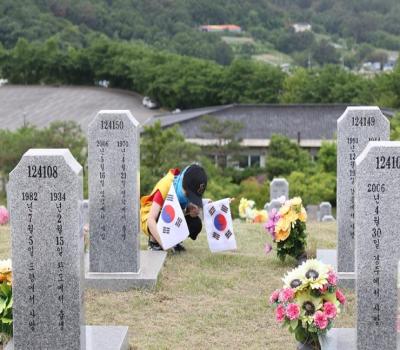 호국보훈의 달 계기 묘전 태극기 꽂기 봉사활동 진행 중~ 이미지