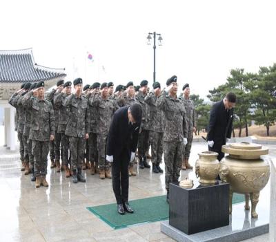 제50보병사단 예하 화랑여단장과 장병,  ‘국립묘지 무연고 묘소 릴레이 참배’ 참여 이미지