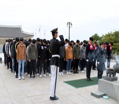 육군3사관학교 사관캠프 학생 참배 이미지