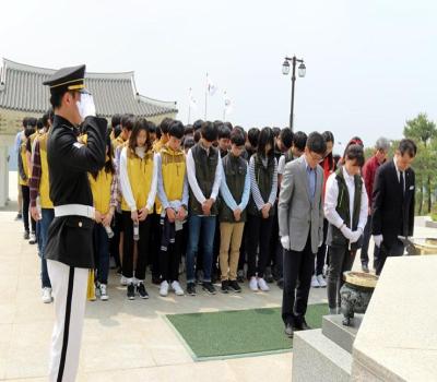 경북과학고등학교 학생 참배 이미지