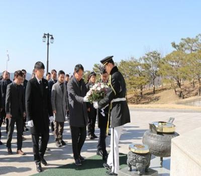 교육부 중앙교육연수원장 및 교육생 참배 이미지