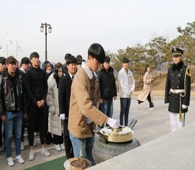 대경대학교 신입생 참배 이미지