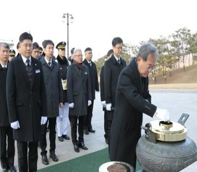 국립영천호국원 직원 현충탑 참배 및 무연고 묘소 돌보기 이미지