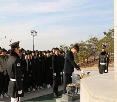 문화중학교 3학년 학생 참배 이미지