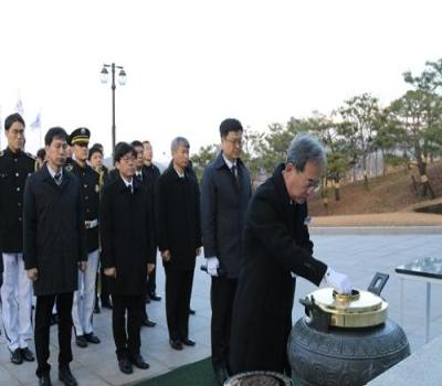 국립영천호국원 직원 현충탑 참배 및 무연고 묘소 돌보기 이미지