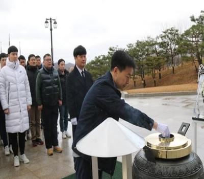 해군6전단 613대대장 등 참배 이미지