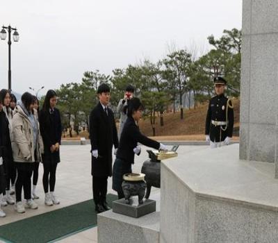 영천여자고등학교 학생 참배 이미지