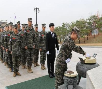 해병대 교육훈련단 장병 참배 이미지