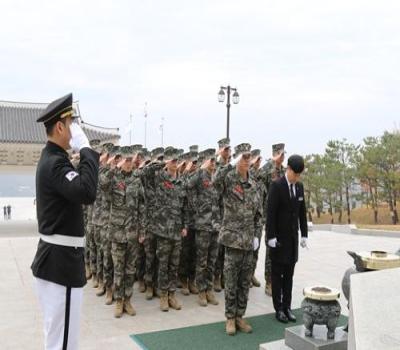 해병대 군수단 정비대대 장병 참배 이미지