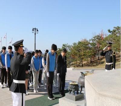 영일고등학교 2학년 학생 참배 이미지