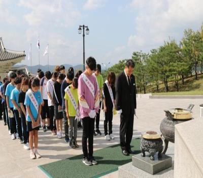 봉황초등학교 학생 참배 이미지