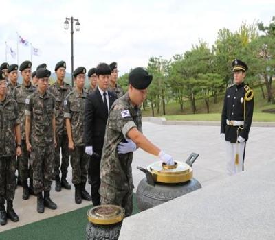 122연대 전입신병 참배 이미지