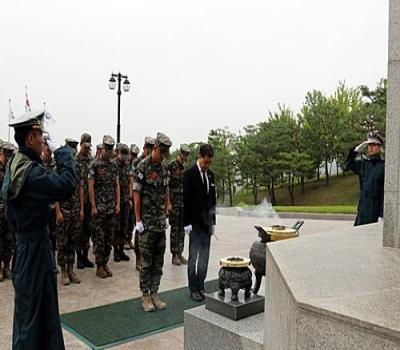 해병대제1사단 모범장병 참배 이미지