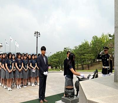 대구여자상업고등학교 학생 참배 이미지