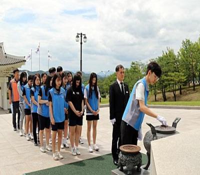 포항영일고등학교 학생 참배 이미지