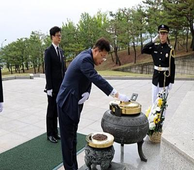 경상북도문화관광공사 경영개발본부장 참배 이미지