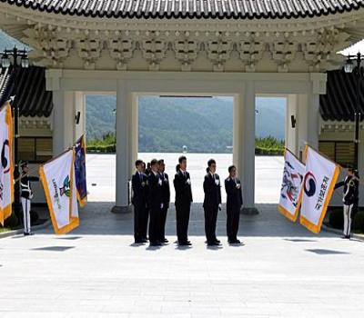 한화시스템 구미사업장장 및 직원 참배 이미지