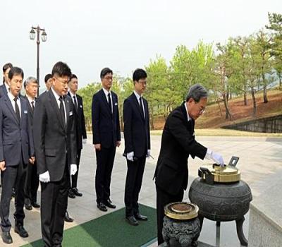 국립영천호국원 직원 현충탑 참배 및 무연고 묘소 돌보기 이미지