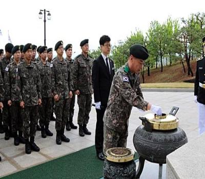 제2수송교육연대 연대장 및 전입신병 참배 이미지