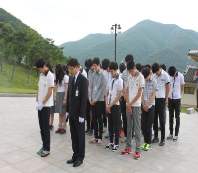 자천중학교 학생 및 대구경북지방병무청 공익근무요원 참배 이미지
