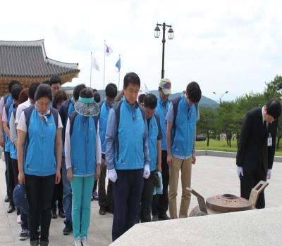 한국방사성폐기물관리공단 직원 참배 및 봉사활동 이미지