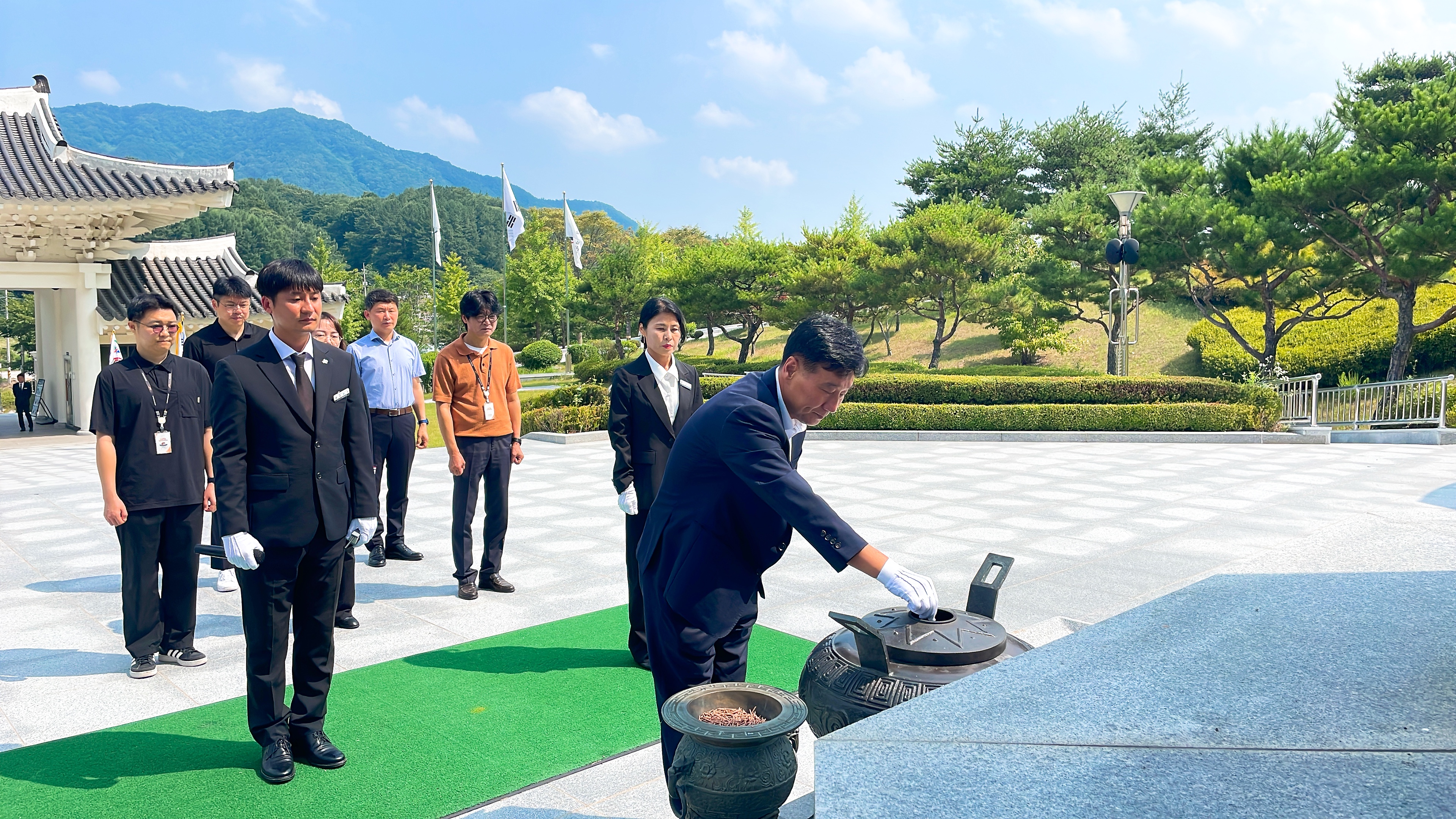 전주정보문화산업진흥원장 현충탑 참배