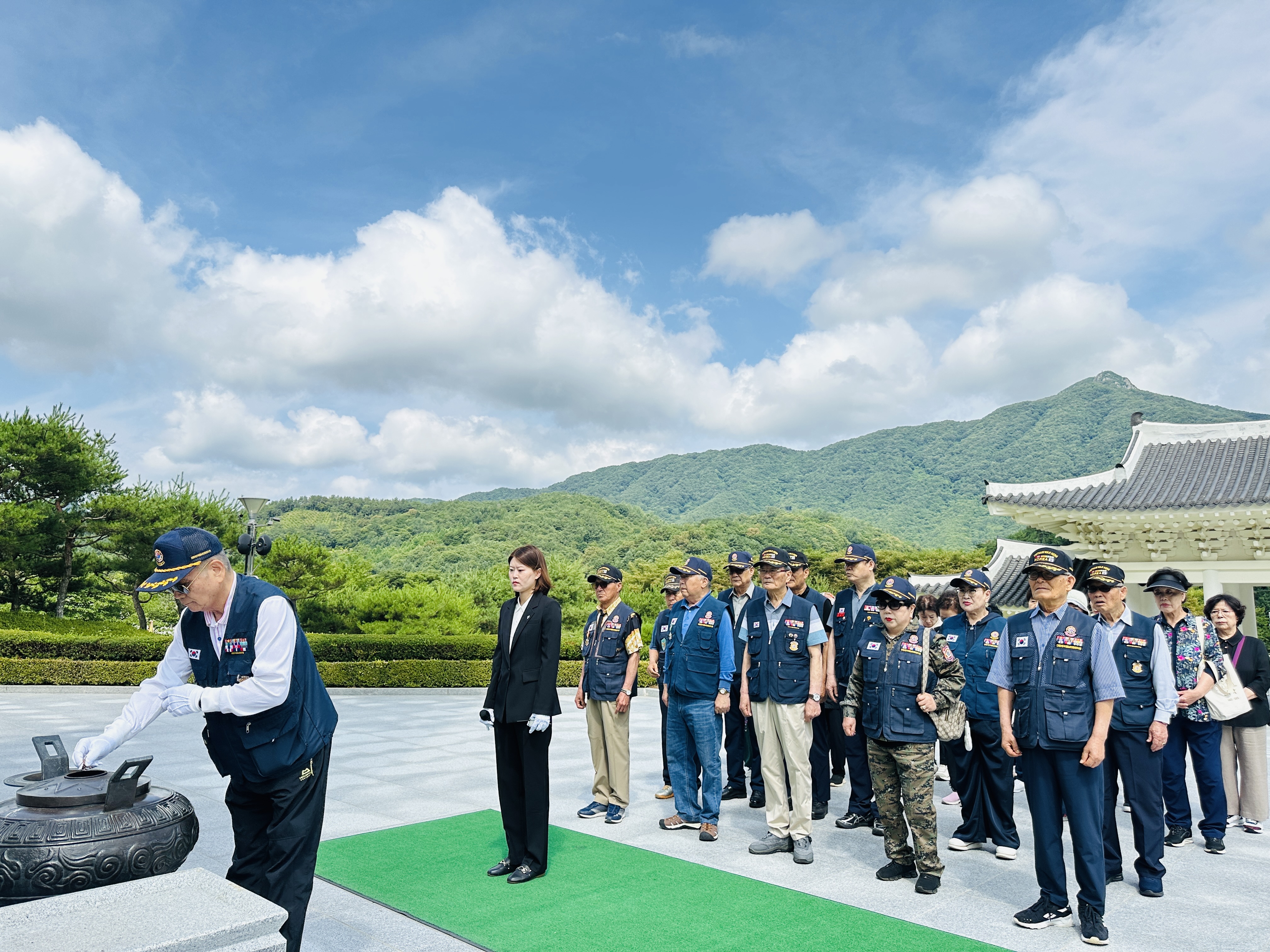 월남전참전자회 군산시지회 현충탑 참배
