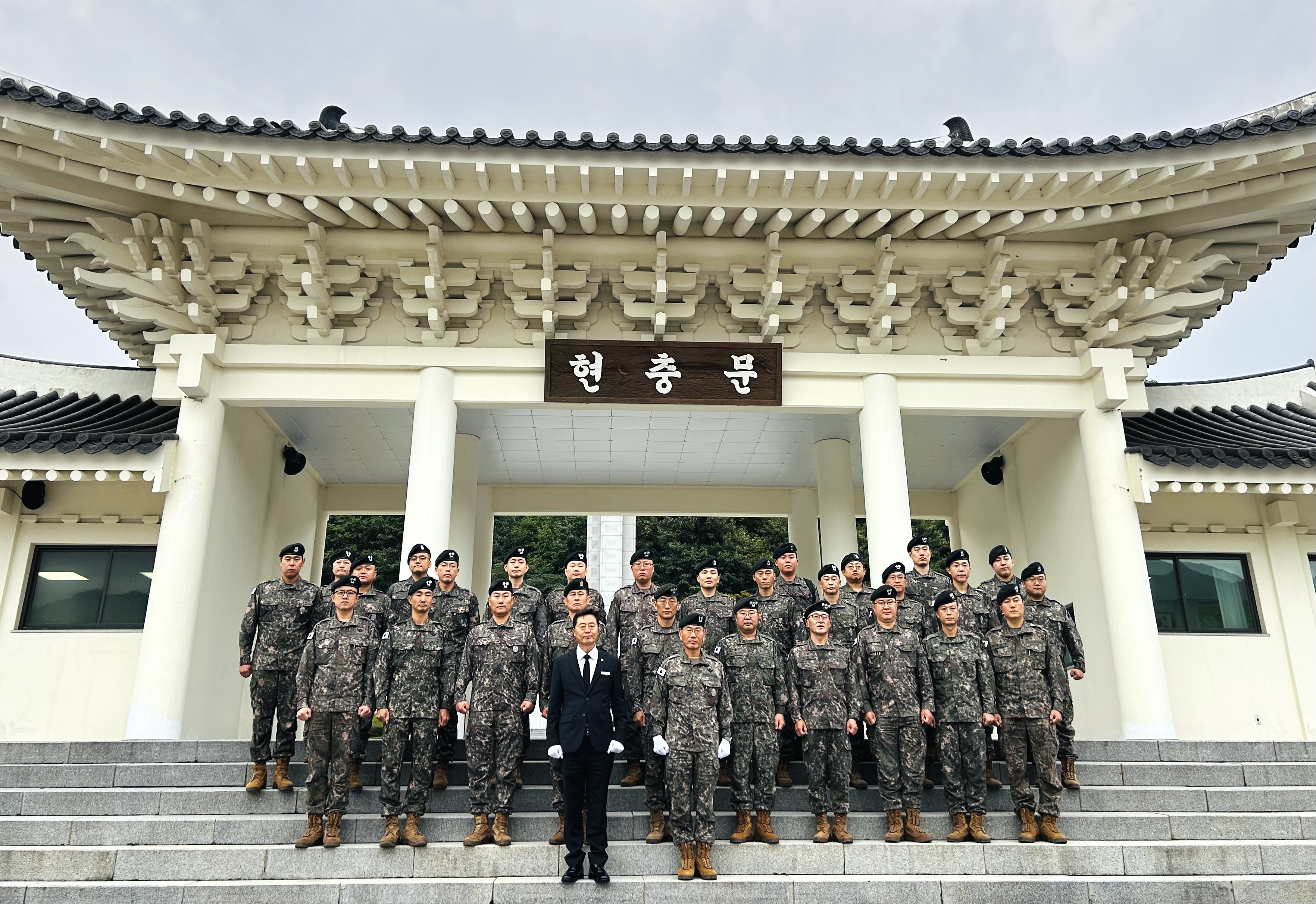 제 35 보병사단장 현충탑 참배