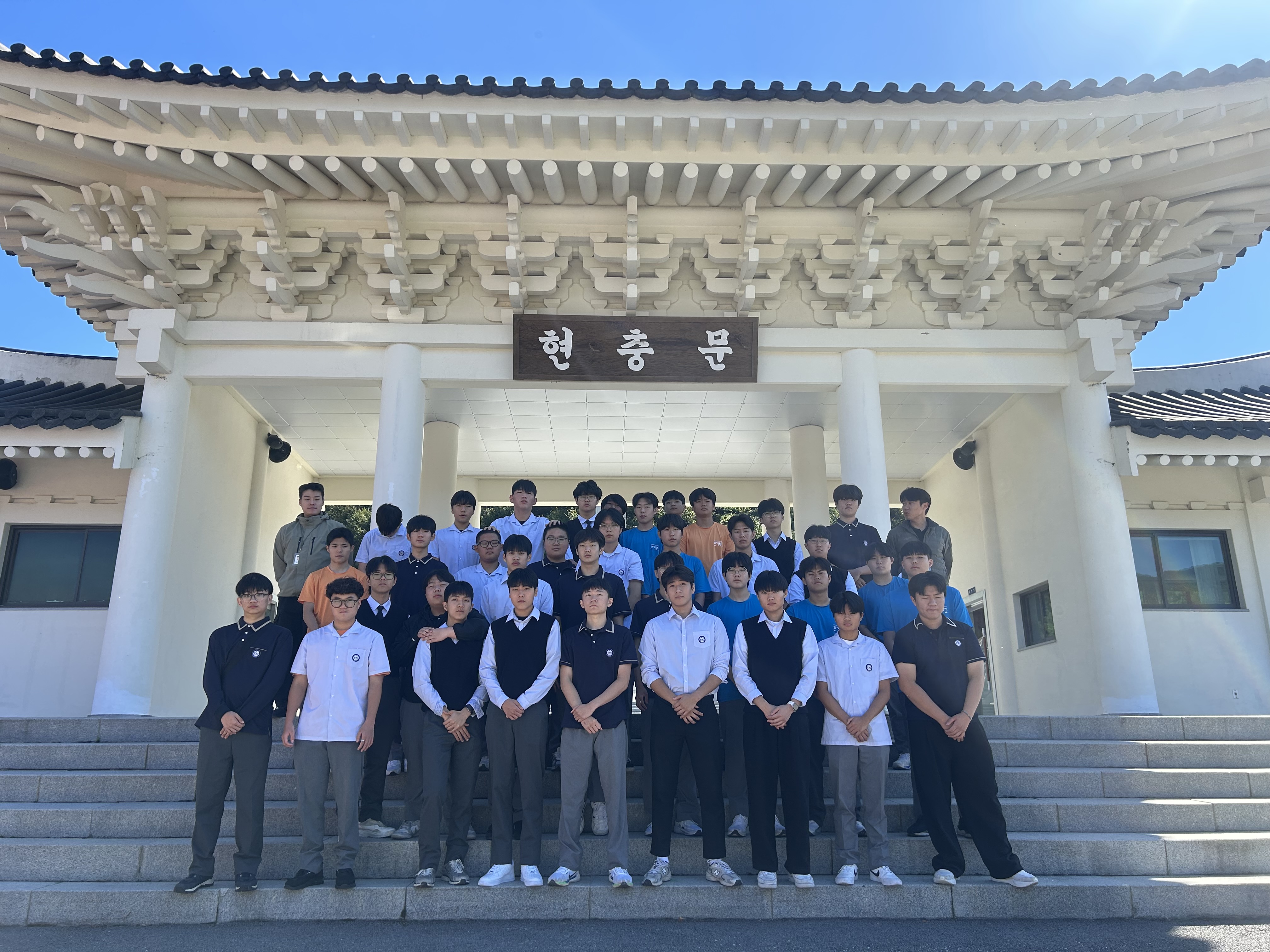 한국기술부사관고등학교 현충탑 참배