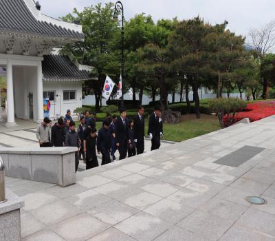 5월 가정의 달 전 직원 참배 이미지