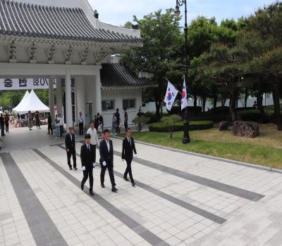 더불어민주당 성수석 이천시 지역위원장 현충일 참배 이미지
