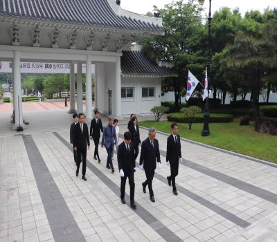 이천문화원장 참배 이미지