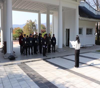 강원동부보훈지청 재가복지대상자 일동 참배 이미지