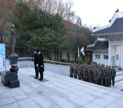 육군정보학교 부사관교육생 참배 이미지