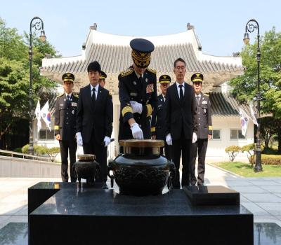 이천소방서장 참배 이미지